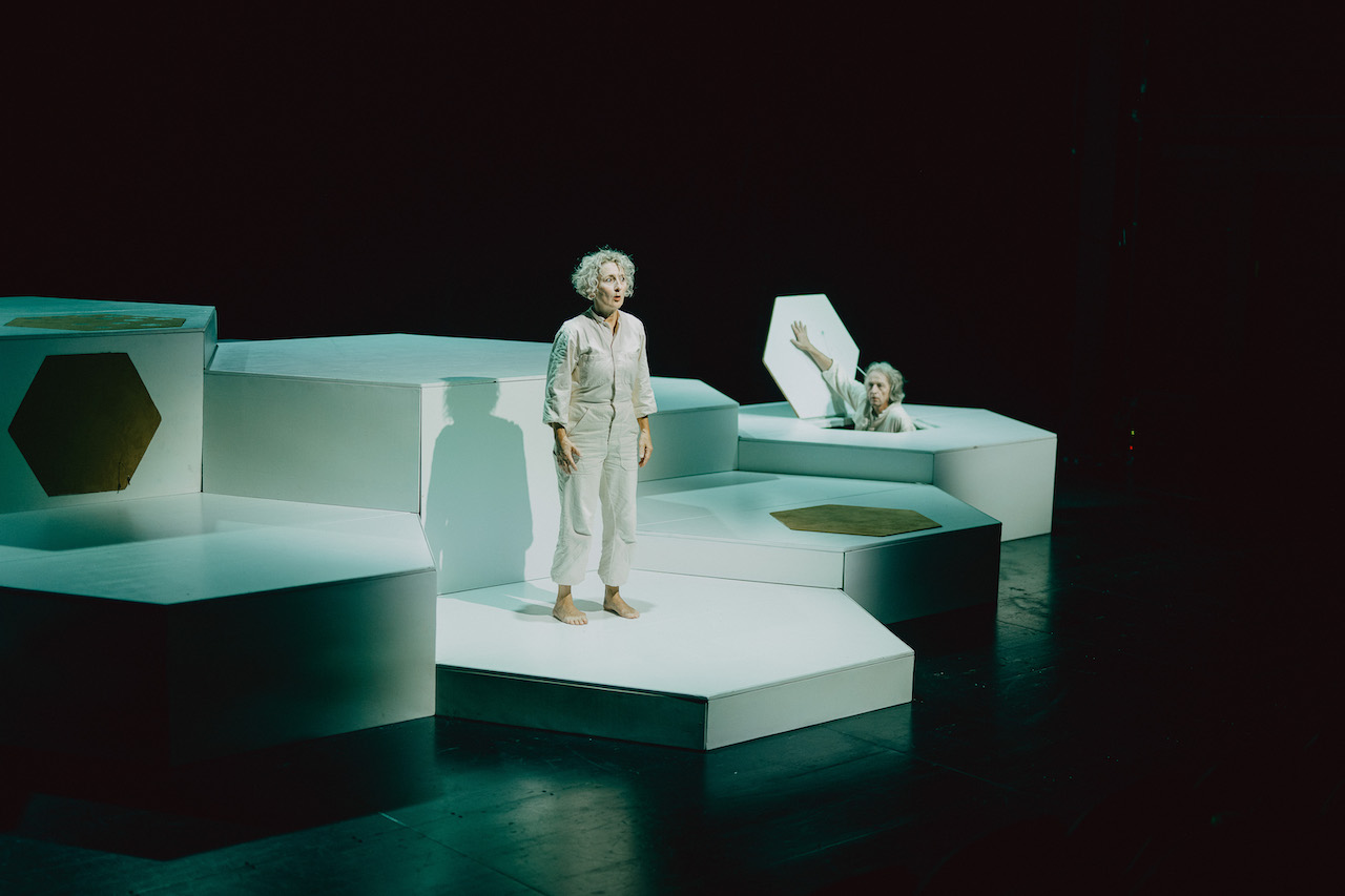 Frau auf Bühne in grünem Licht