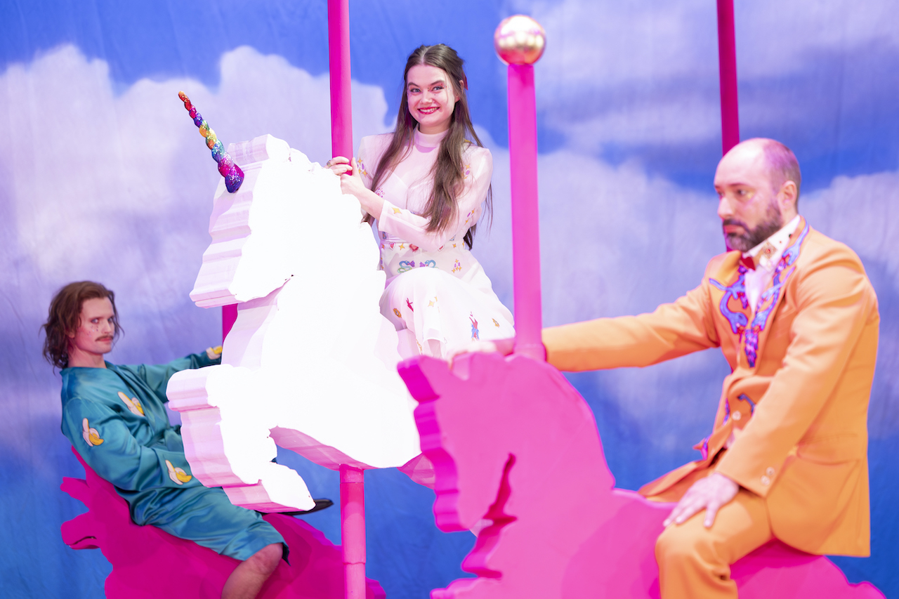 Effi Briest auf Einhornkarussell mit zwei Männern