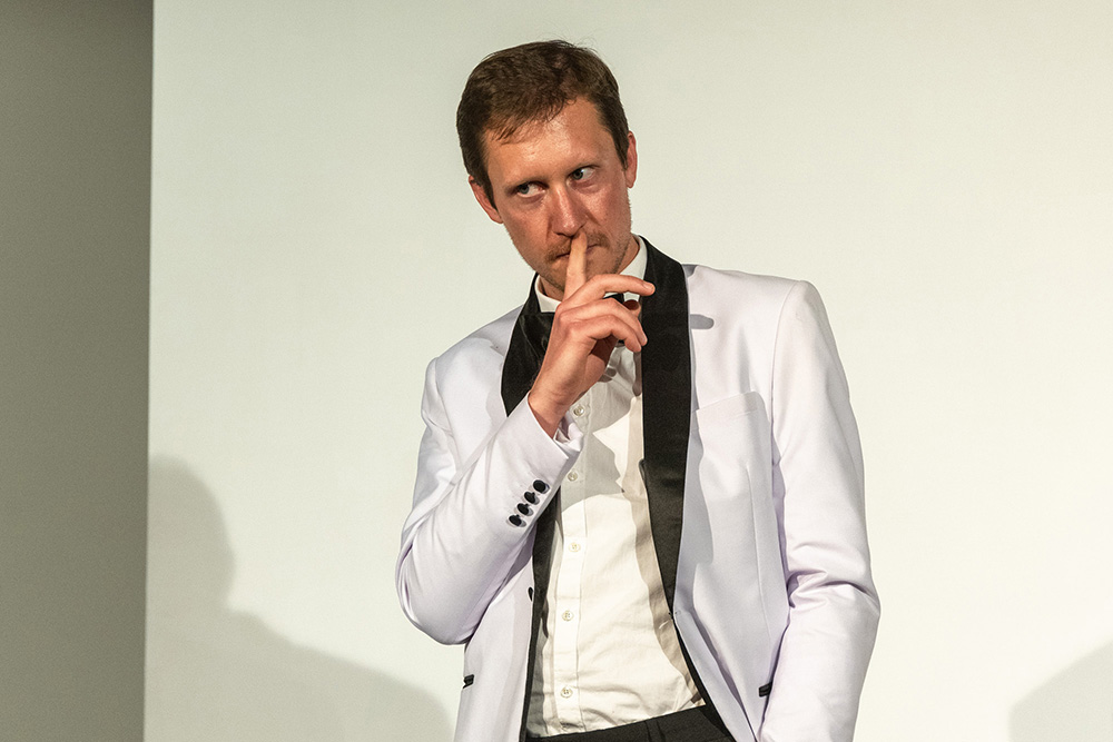 Ein Mann im Smoking überlegt