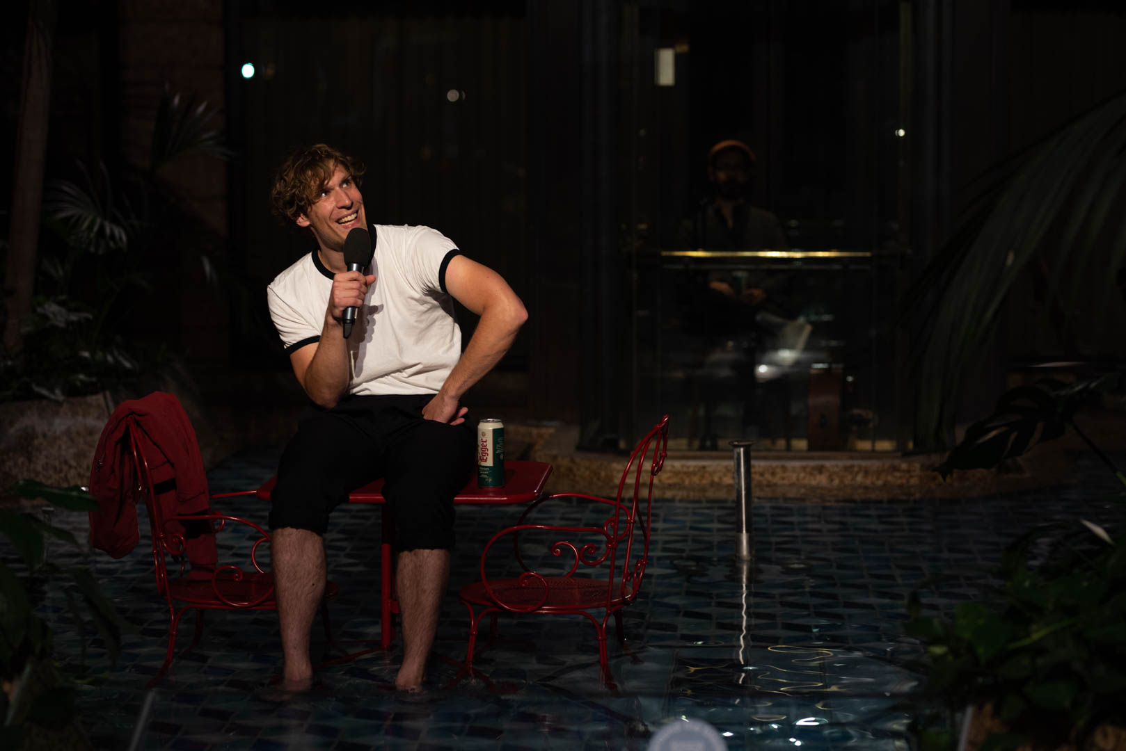 Schauspieler Jakob Tögel lacht auf der Bühne