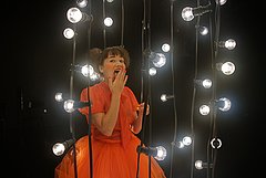 Isa steht im Rampenlicht und erzählt aus ihrem Leben