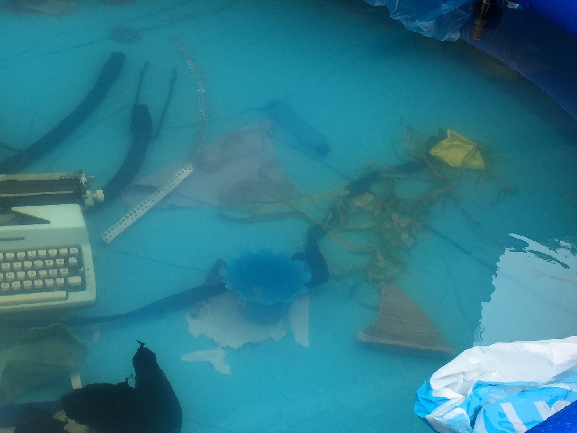 Odyssee, Amsterdam. Requisiten im Pool. Foto: privat