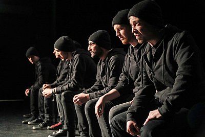 Alle Darsteller von Jona blicken ins Publikum